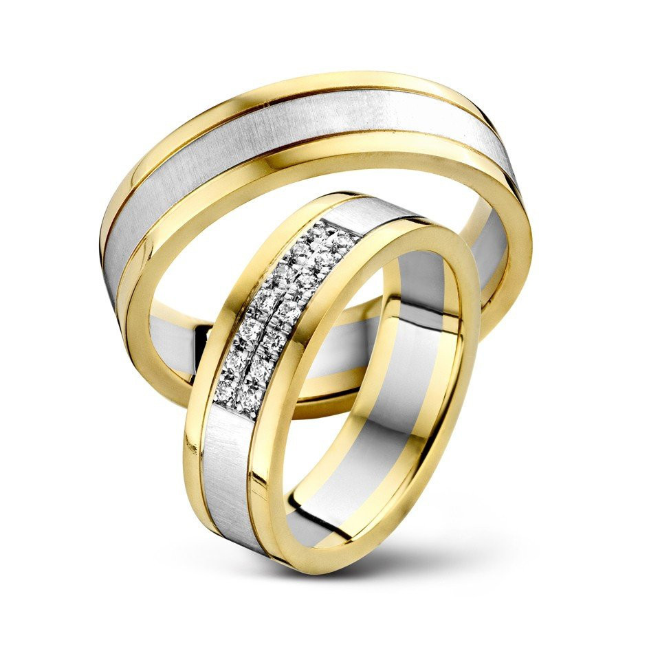 twee trouwringen met diamanten in geelgoud