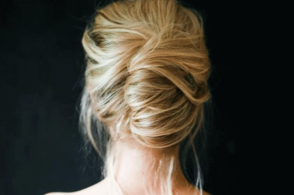 een vrouw met een rommelige knot in haar haar