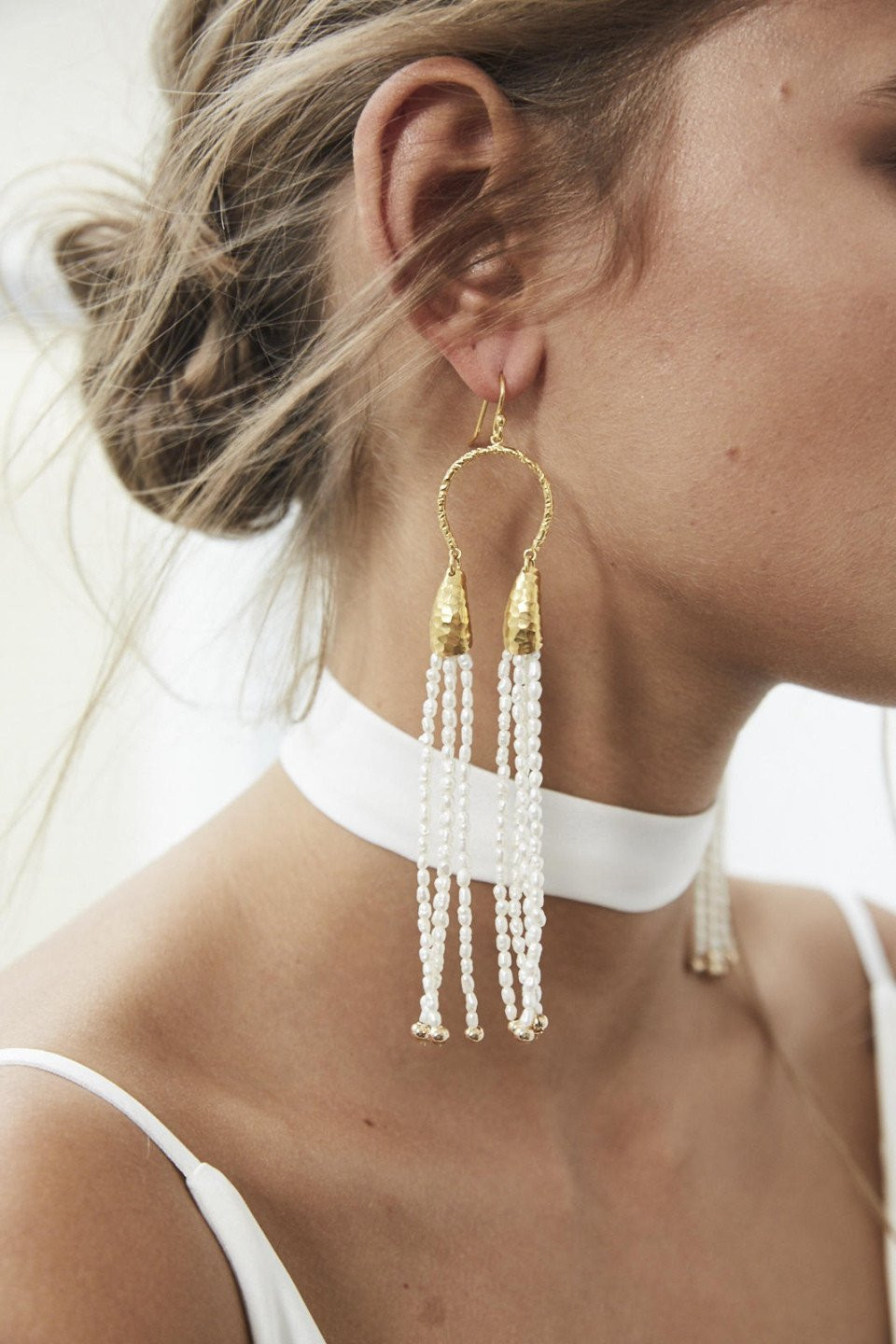 de gouden en witte pareloorbellen zijn een geweldige manier om een vleugje glamour toe te voegen