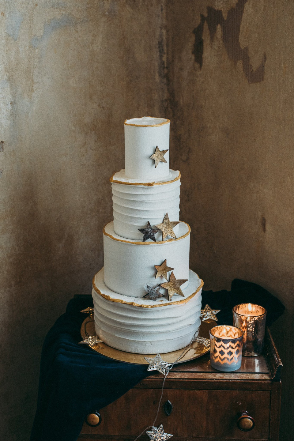 Mehrstöckige Hochzeitstorte mit Sternen