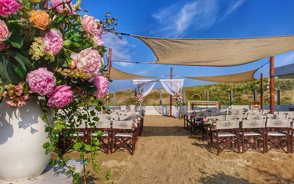 een buitenhuwelijksceremonie met bloemen en stoelen