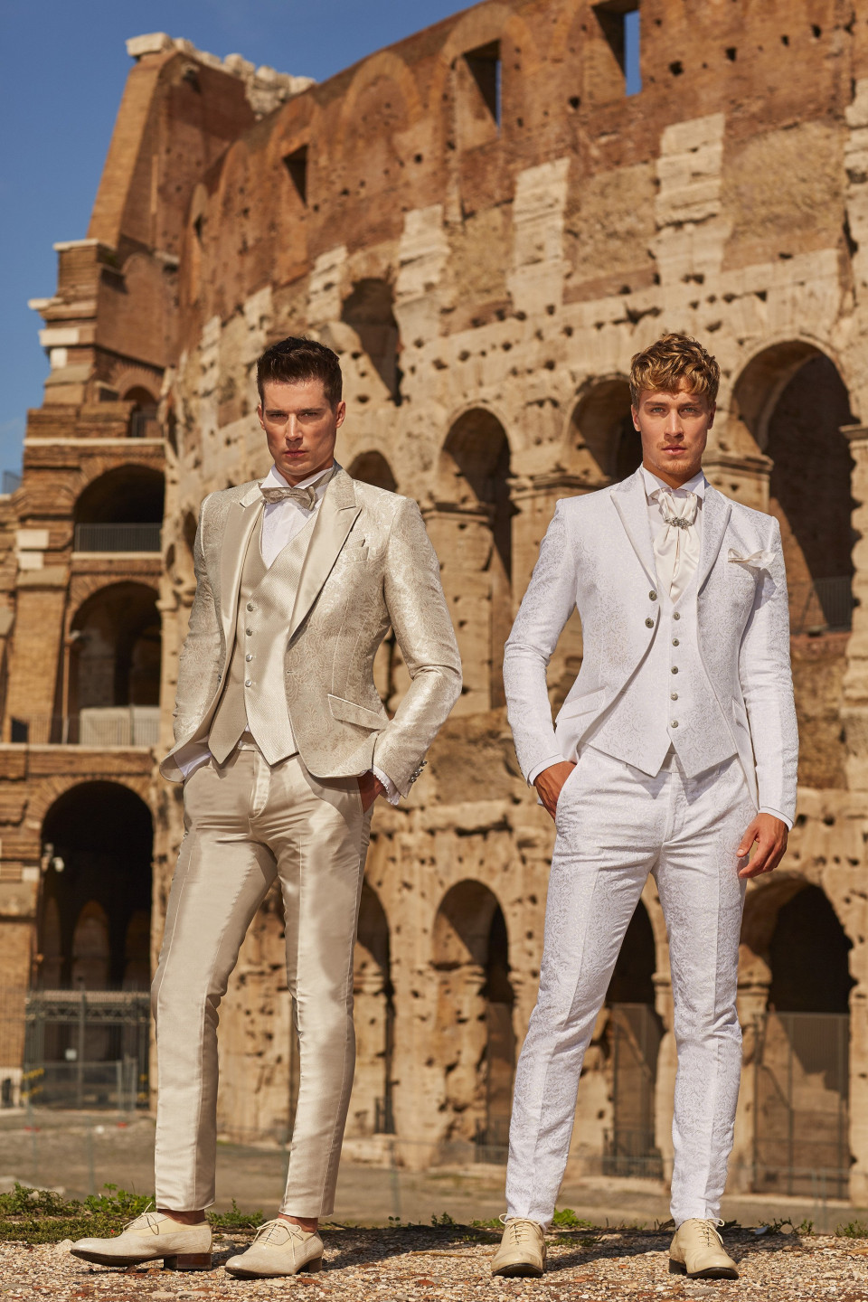 twee mannen in witte pakken staan voor een oud gebouw