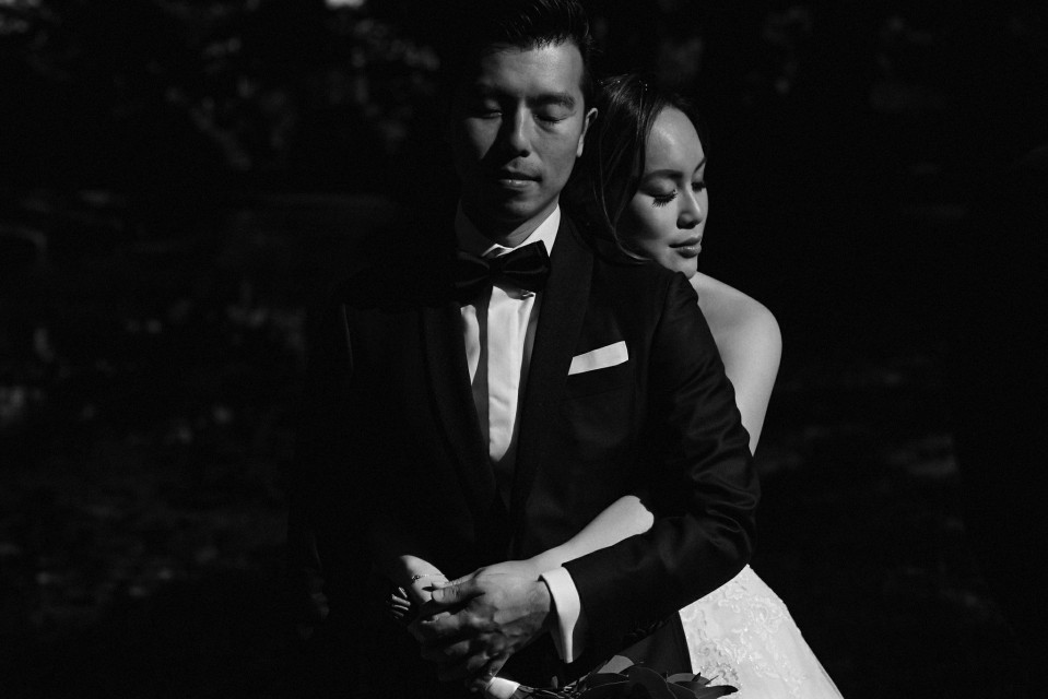 een zwart-wit foto van een bruid en bruidegom