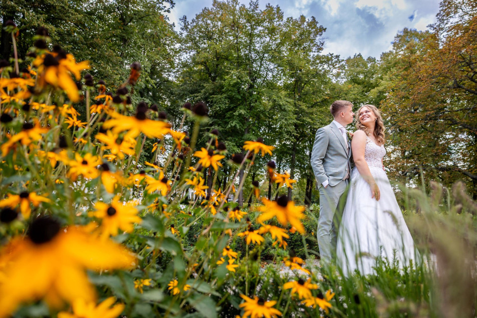 een bruid en bruidegom die in een bloemenveld staan