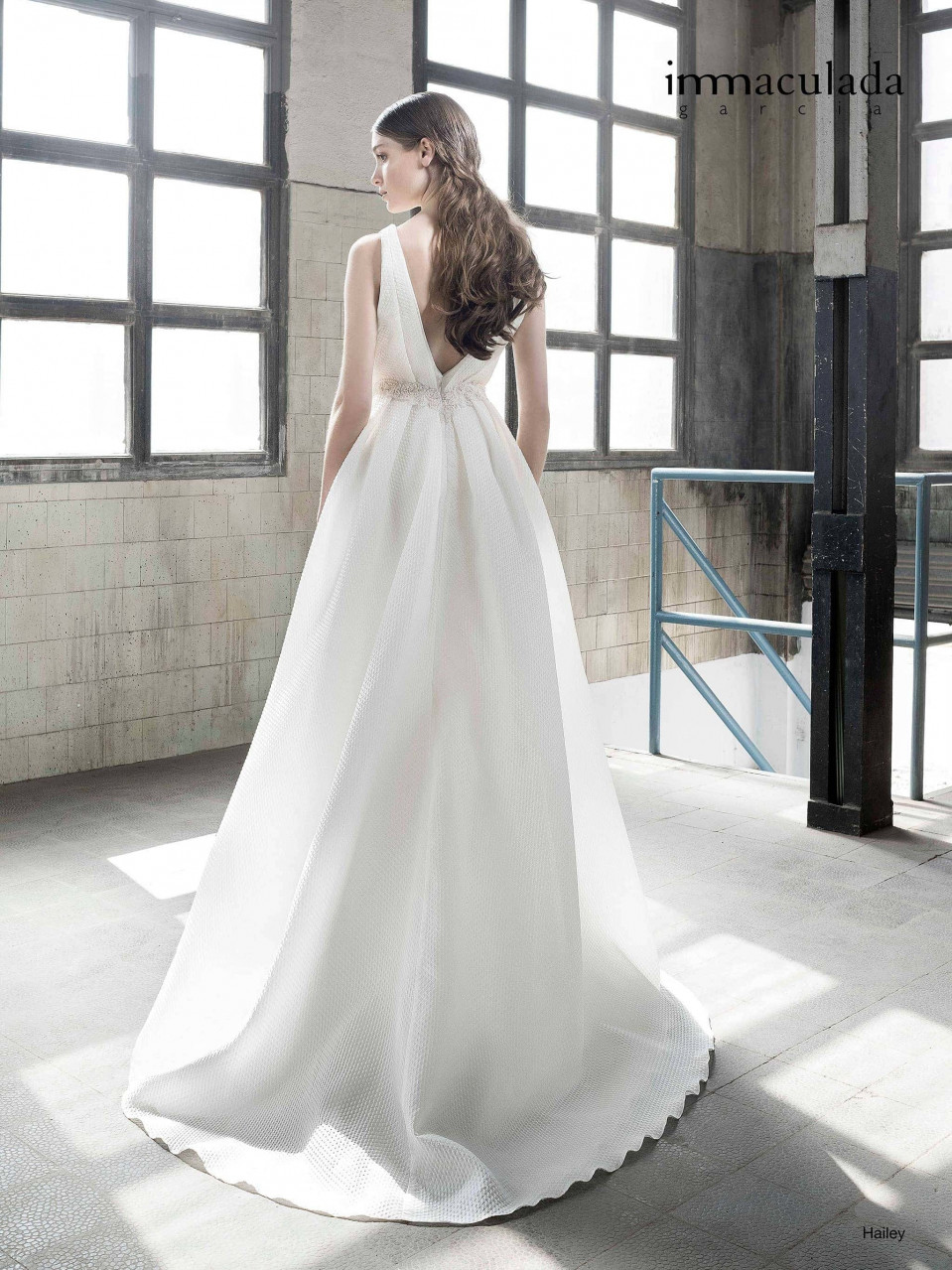 de achterkant van een vrouw in een witte trouwjurk