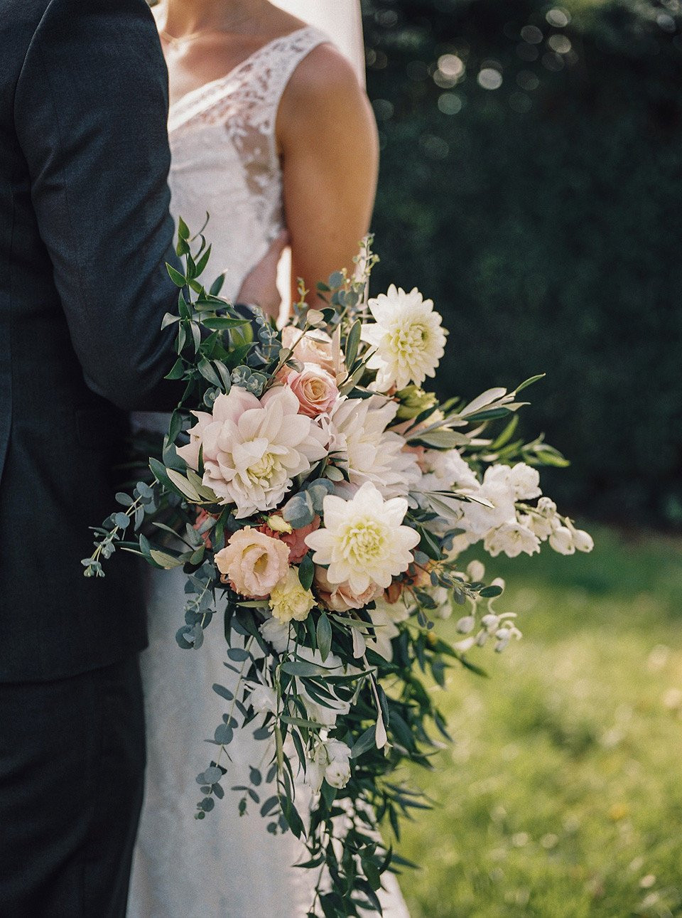 bruidsboeket bij de bruid en bruidegom