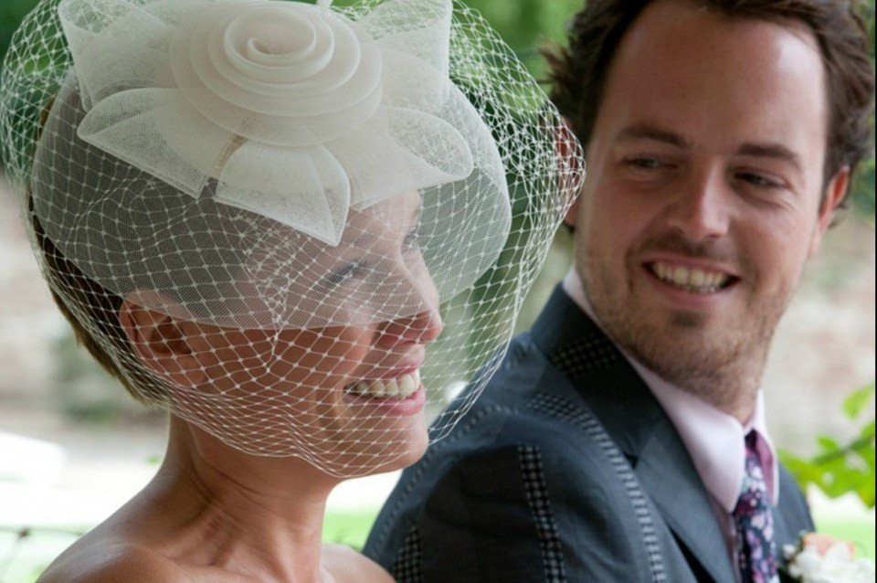 een man en vrouw dragen trouwhoeden