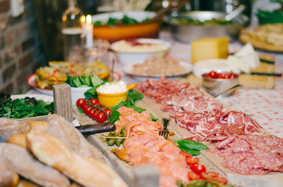 een buffettafel met vlees, kaas en groenten