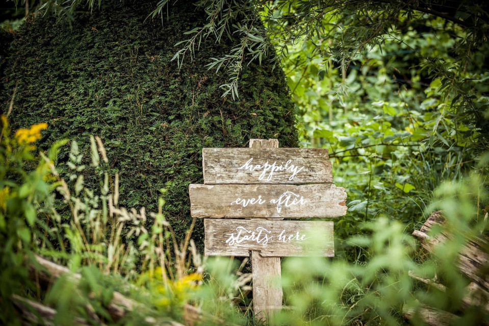 bruiloftsbord in de tuin