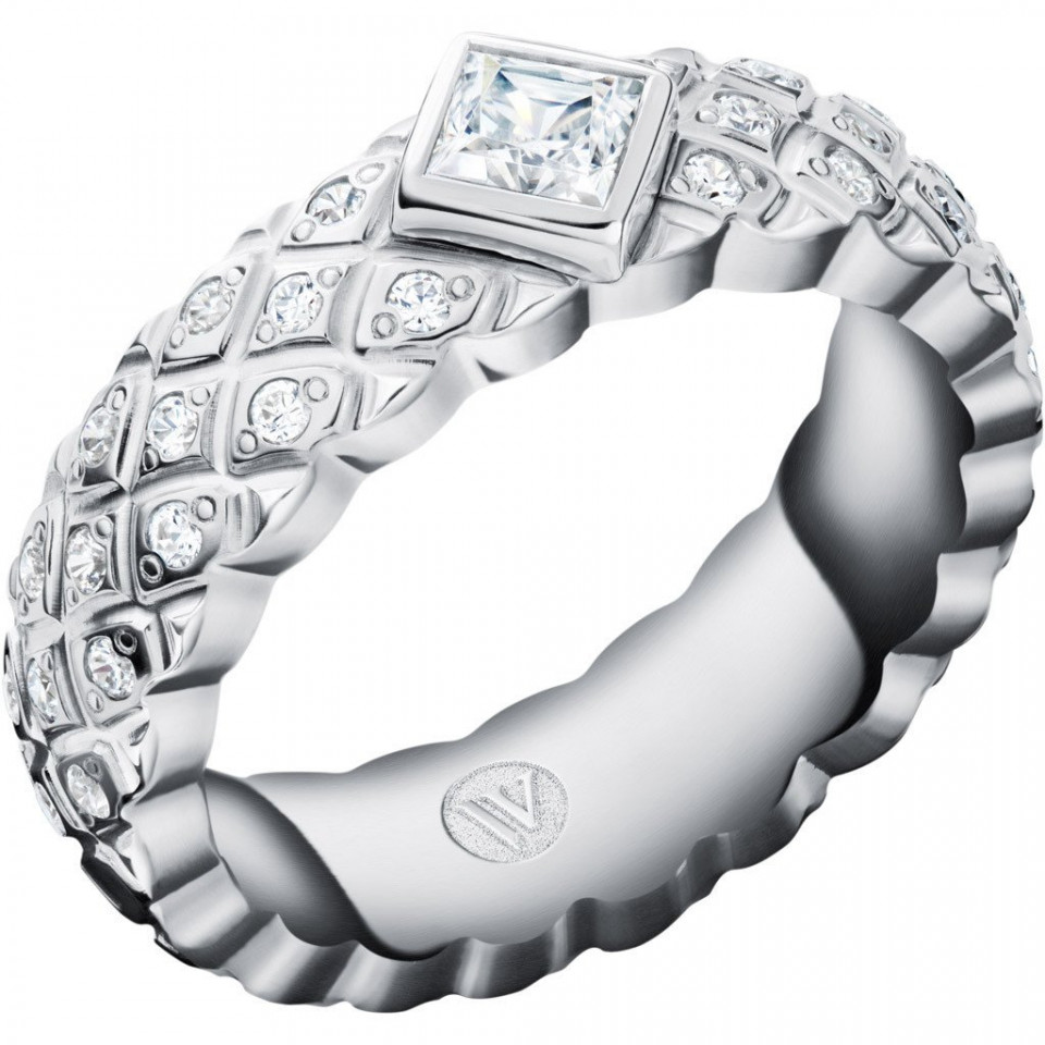 een diamanten ring met een princess geslepen diamant in het midden