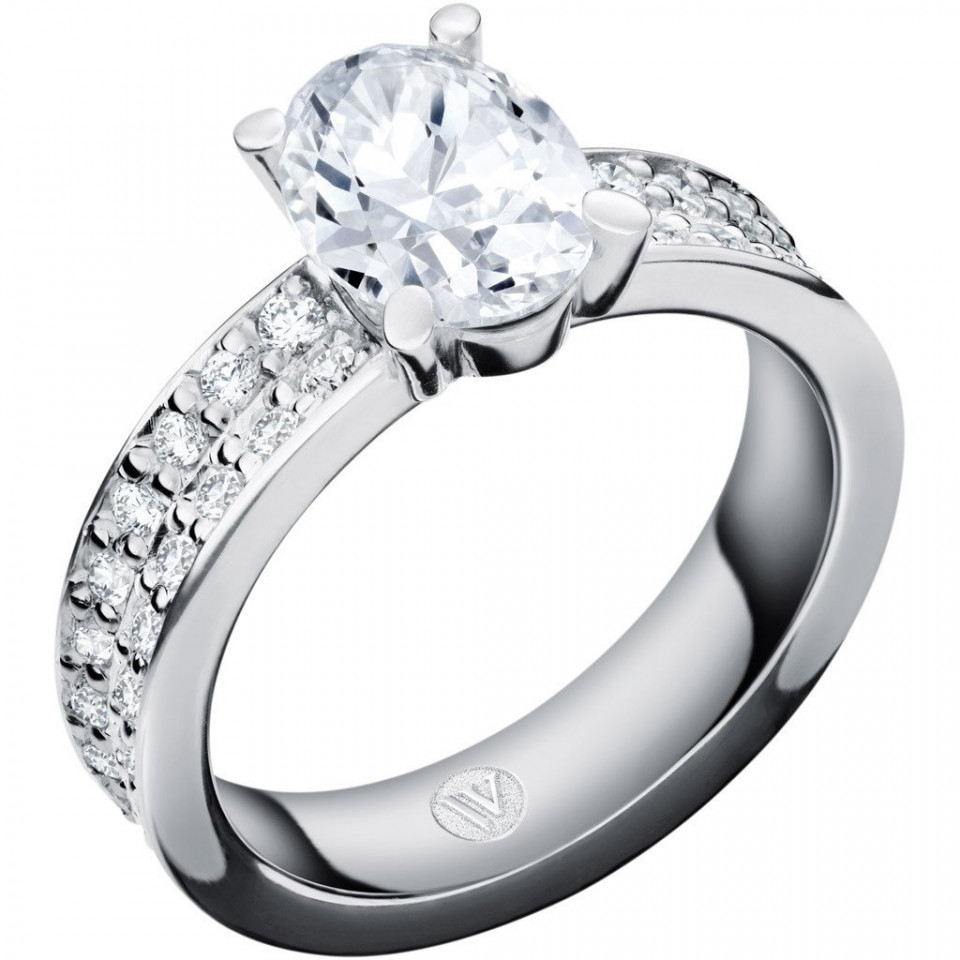 een ovale diamanten verlovingsring met een band van diamanten