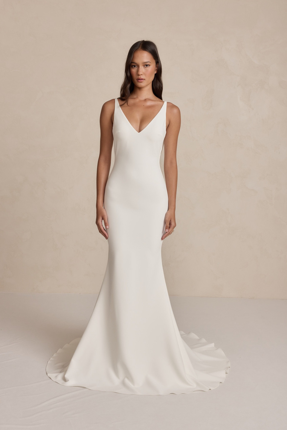 de achterkant van deze witte trouwjurk met een diepe v-hals