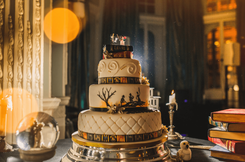 een bruidstaart met een harry potter thema