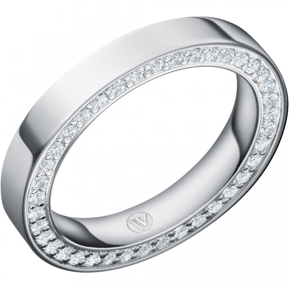 een diamanten eternity band met pave gezette diamanten