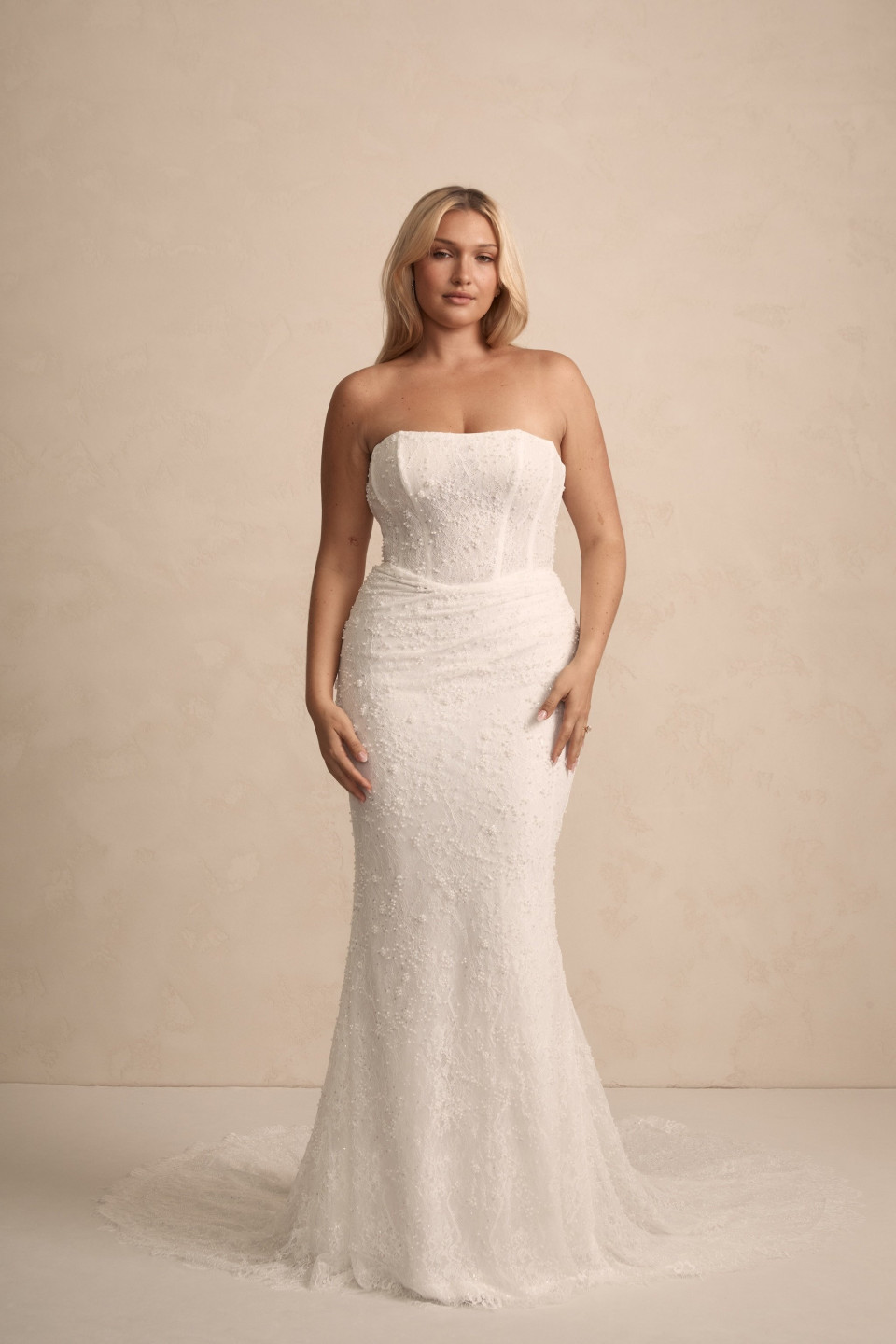 meer van deze plus size trouwjurk van allure bridals
