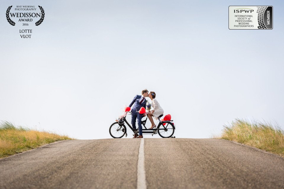 een stel fietst op een weg