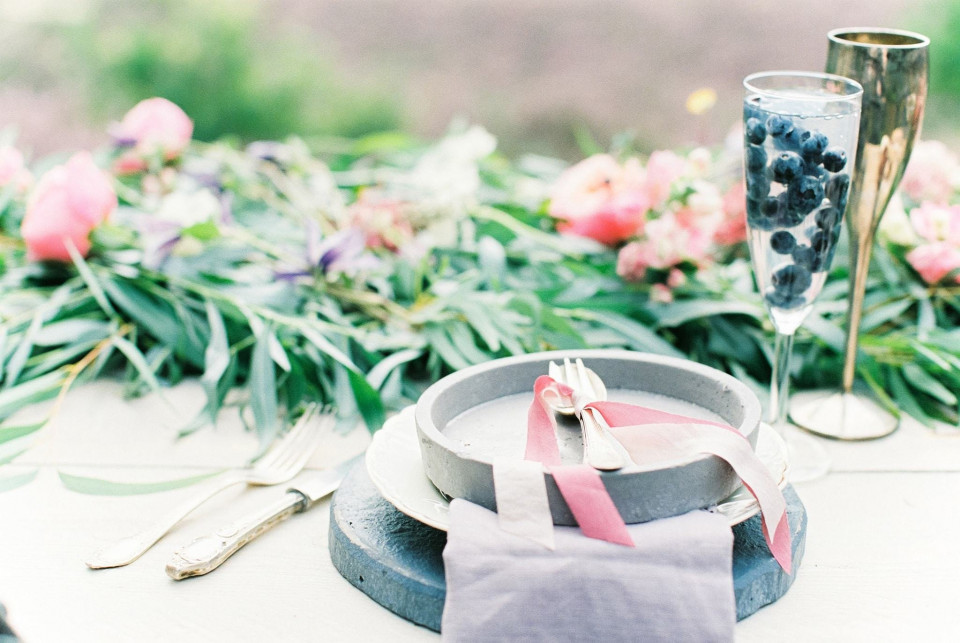 een tafelsetting met blauwe en roze bloemen