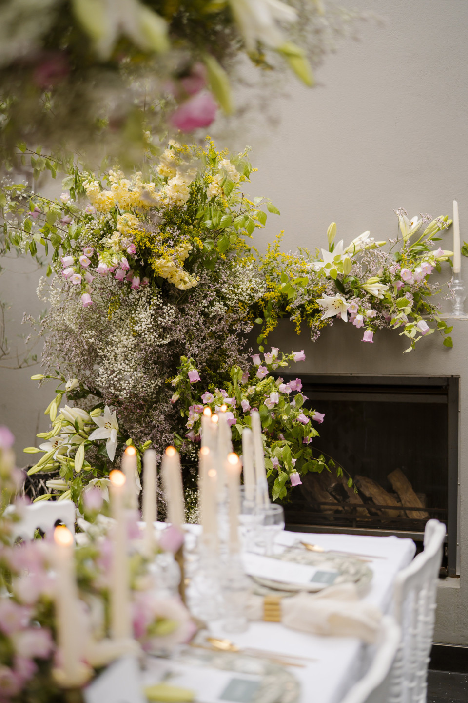 een tafel met witte tafelkleden