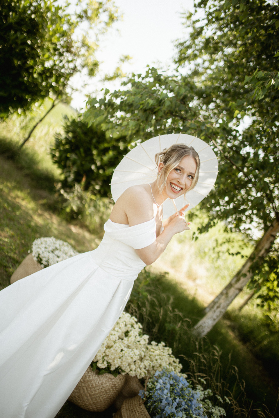 een afbeelding van een vrouw in een trouwjurk die poseert voor een foto