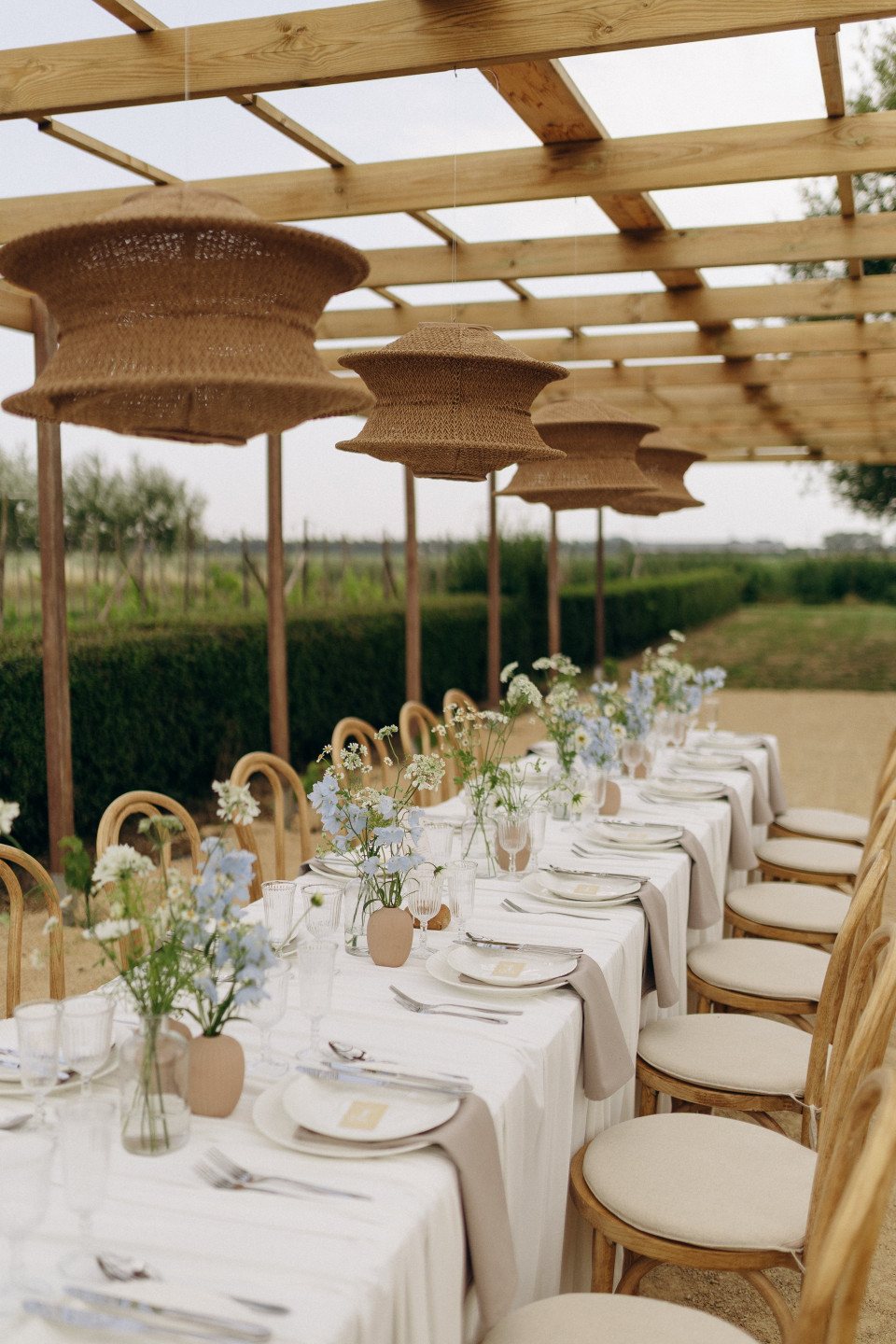 een lange tafel opgesteld voor een bruiloftsfeest