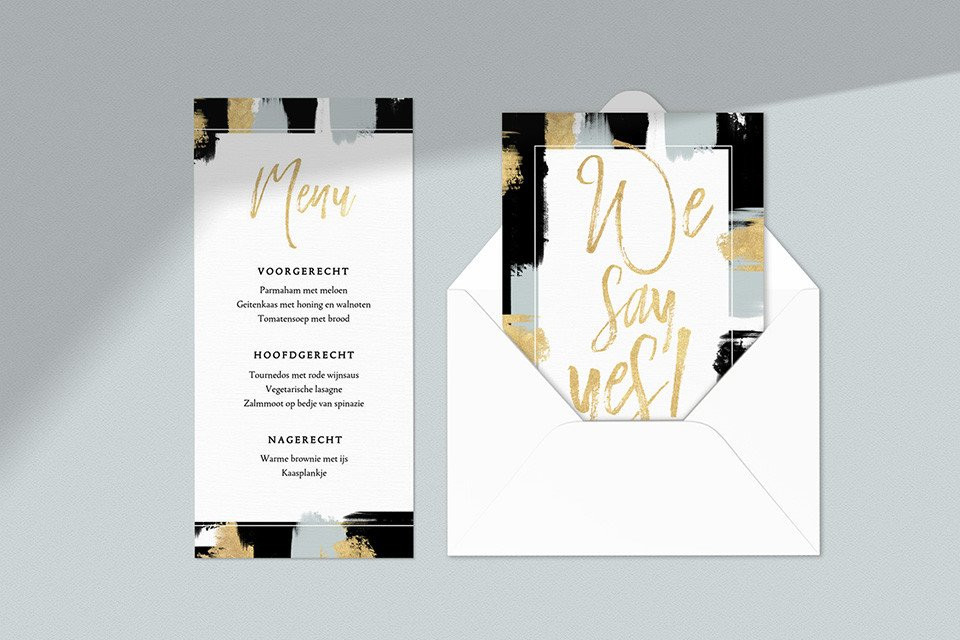 een menukaart met gouden folie en zwarte verf