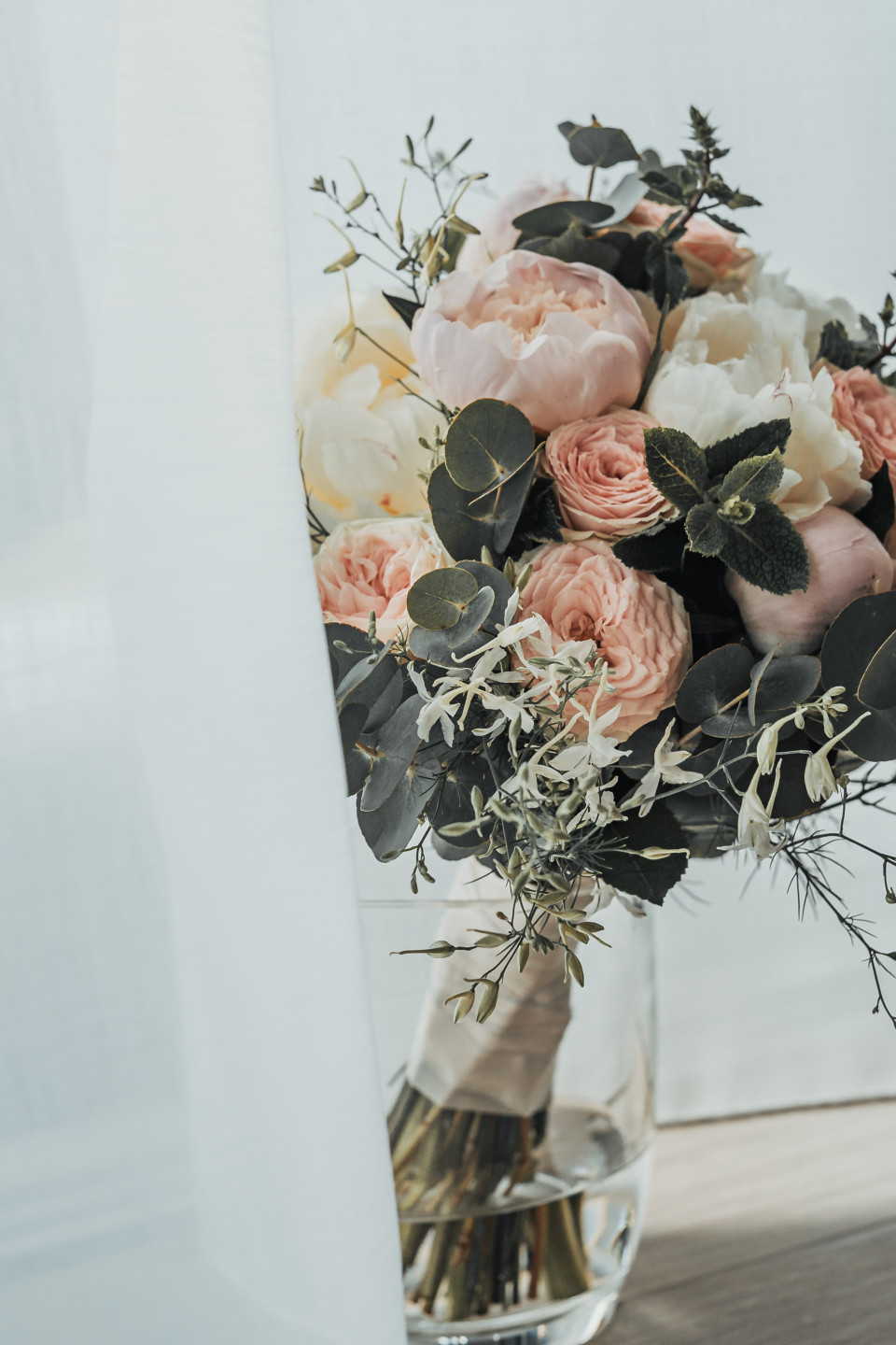een boeket bloemen in een vaas op een tafel