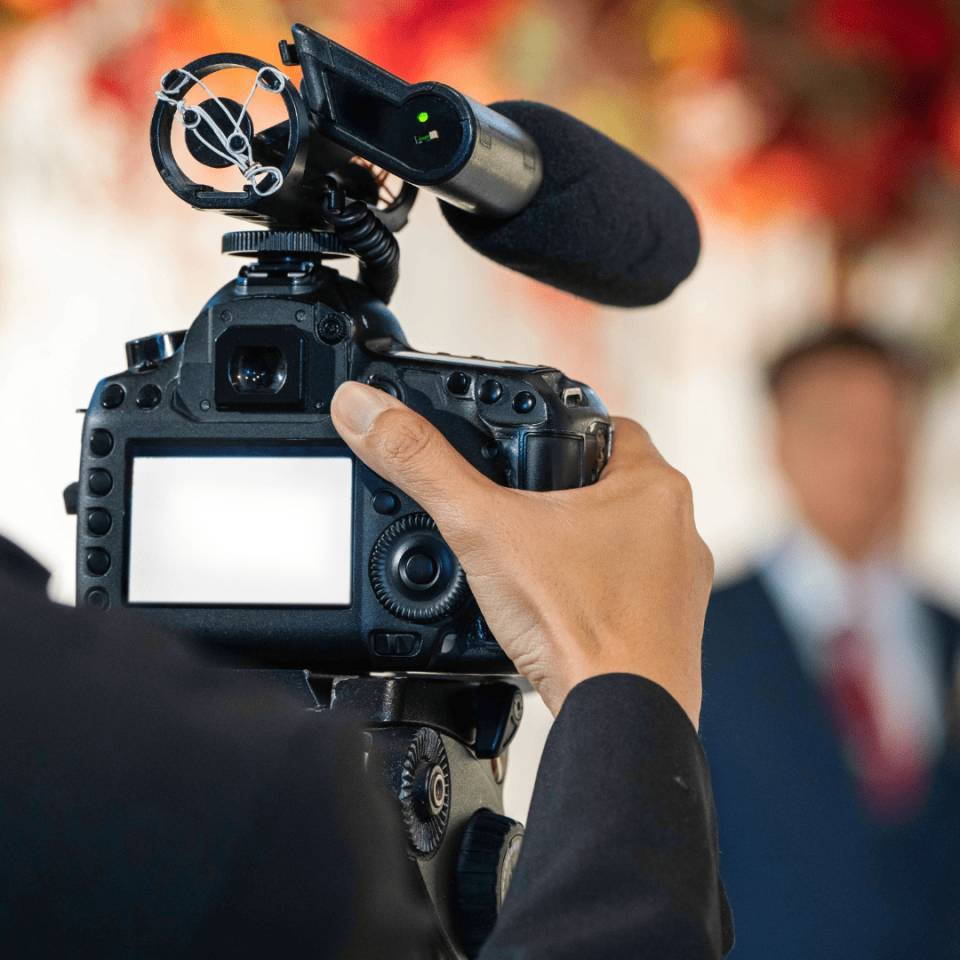 een persoon die een camera vasthoudt voor een bruiloft