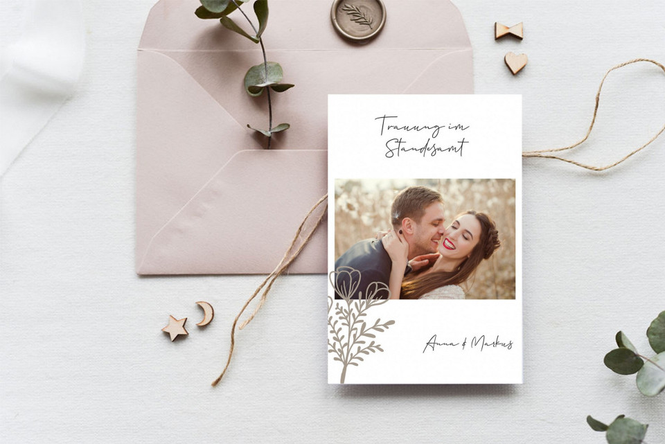 Weiße Einladung zur standesamtlichen Hochzeit mit Foto