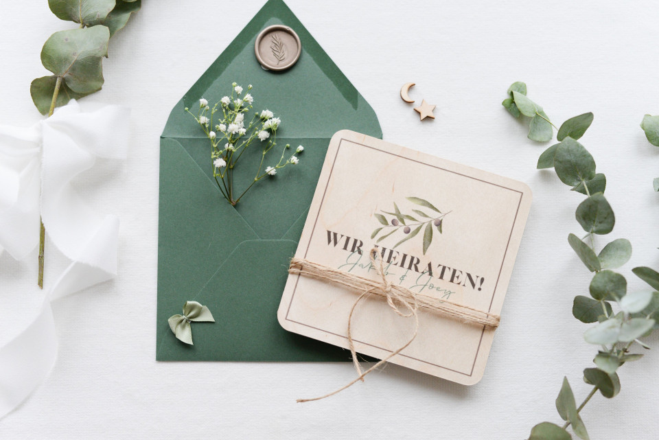 Schlichte Hochzeitskarte aus Holz mit abgerundeten Ecken & Olivenzweig