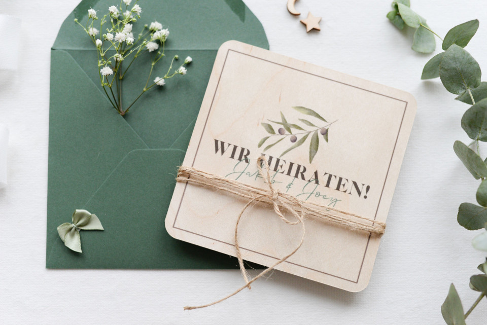 Schlichte Hochzeitskarte aus Holz mit abgerundeten Ecken & Olivenzweig