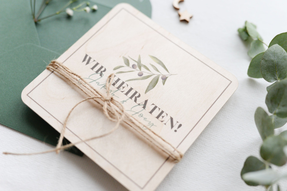 Schlichte Hochzeitskarte aus Holz mit abgerundeten Ecken & Olivenzweig