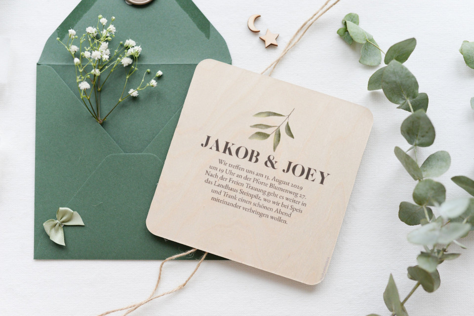 Schlichte Hochzeitskarte aus Holz mit abgerundeten Ecken & Olivenzweig