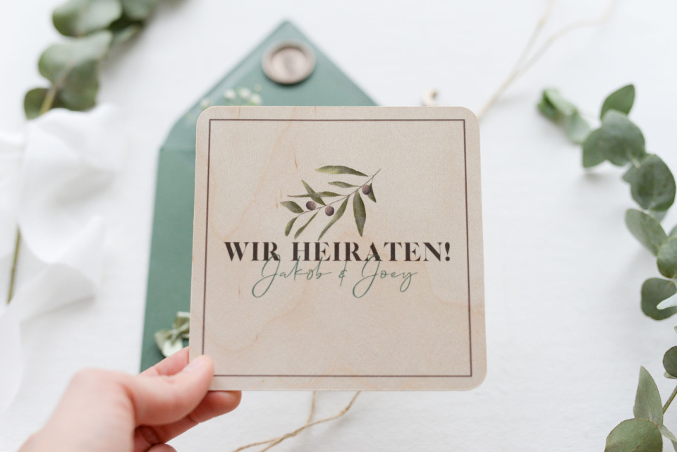 Schlichte Hochzeitskarte aus Holz mit abgerundeten Ecken & Olivenzweig