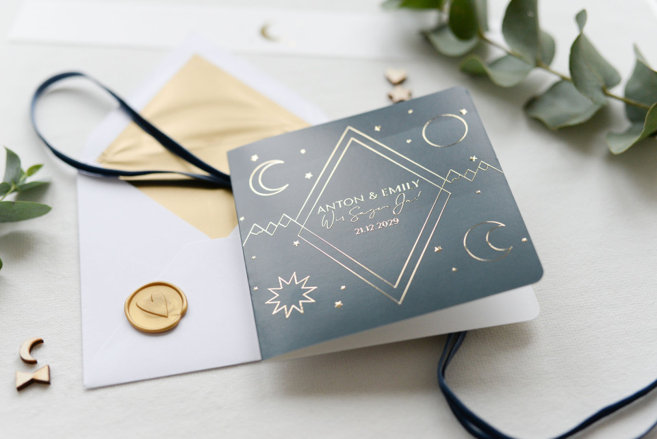 Moderne quadratische Hochzeitskarte mit Bergen und Monden in grün