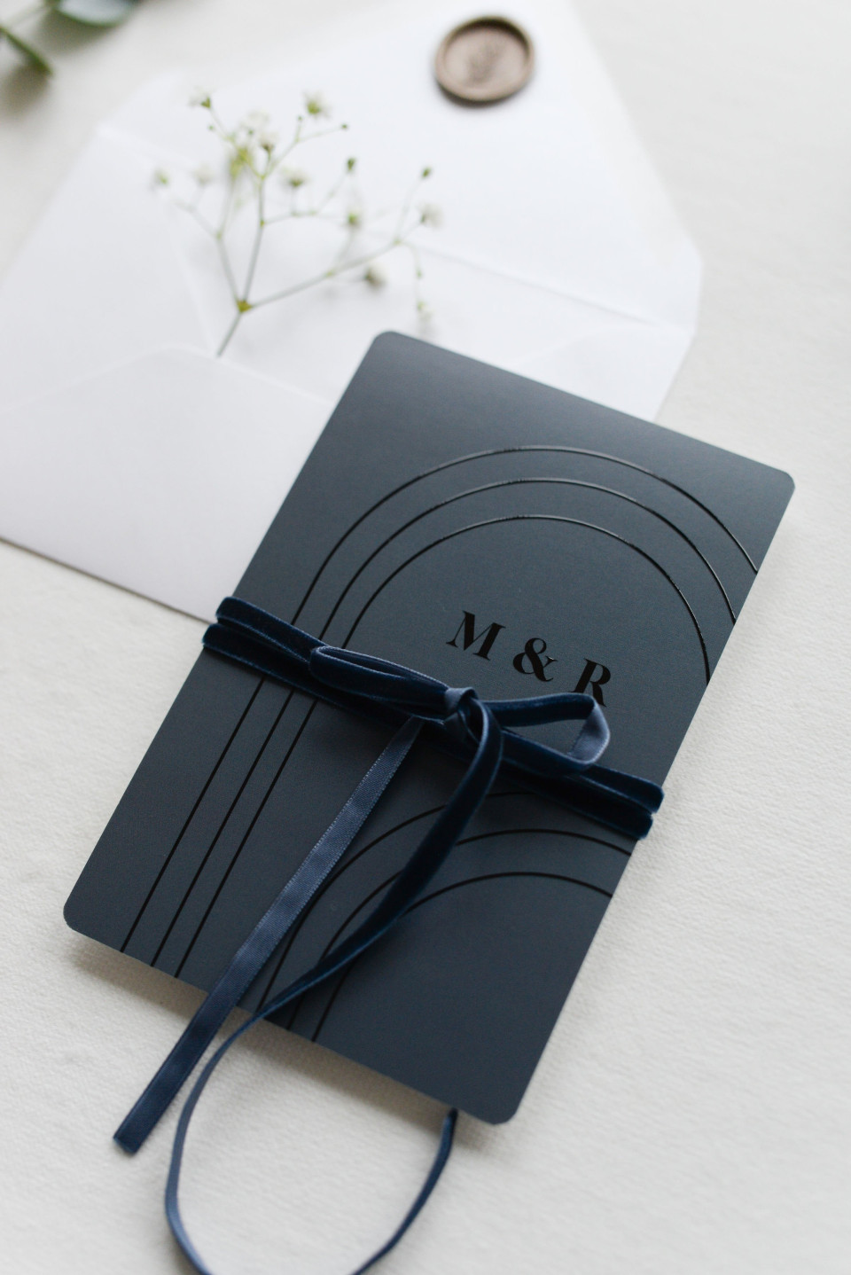 Moderne Hochzeitskarte mit schwarz folierten Bögen auf Blau