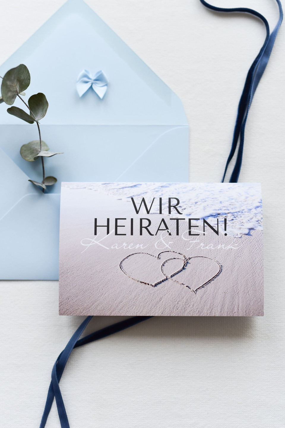 Romantische Hochzeitskarte mit Herzen im Sandstrand