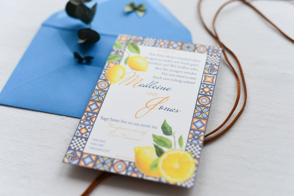 Moderne Hochzeitskarte mit buntem Mosaikmuster und Zitronen