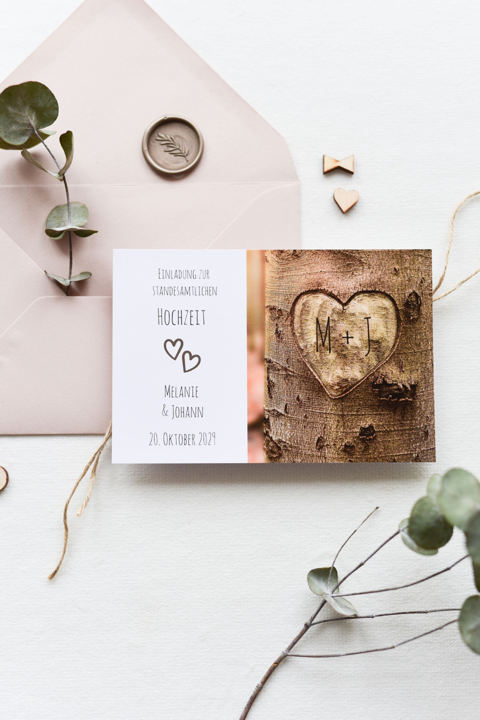 Schlichte Hochzeitseinladung in weiß mit Herz im Baumstamm