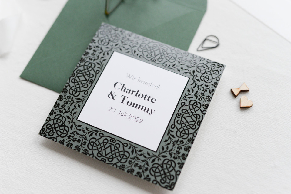 Elegante Einladung mit Ornamenten und Musterlinien schwarz foliert