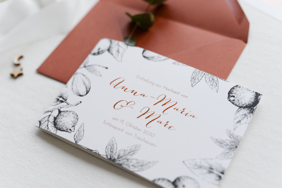 Herbstliche Hochzeitskarte in schwarz weiß mit Kupferveredelung