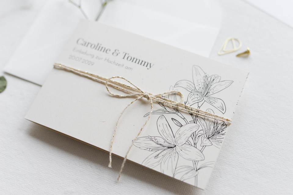Minimalistische Hochzeitskarte aus Recyclingpapier mit Line Art Blume