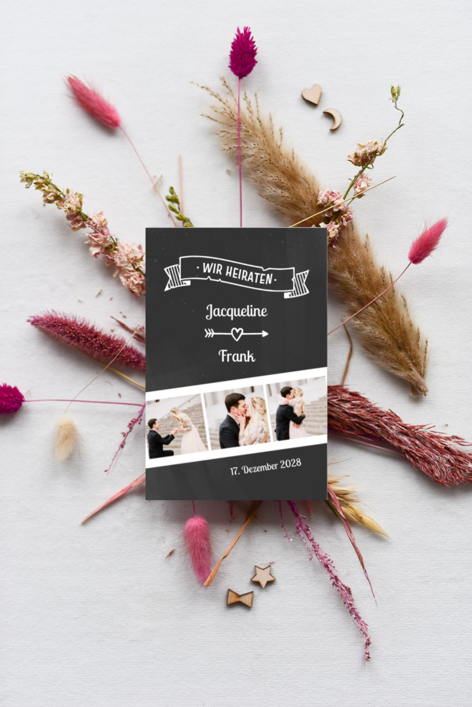 Einladungskarte im Schiefertafel Look mit Fotostreifen und Banner