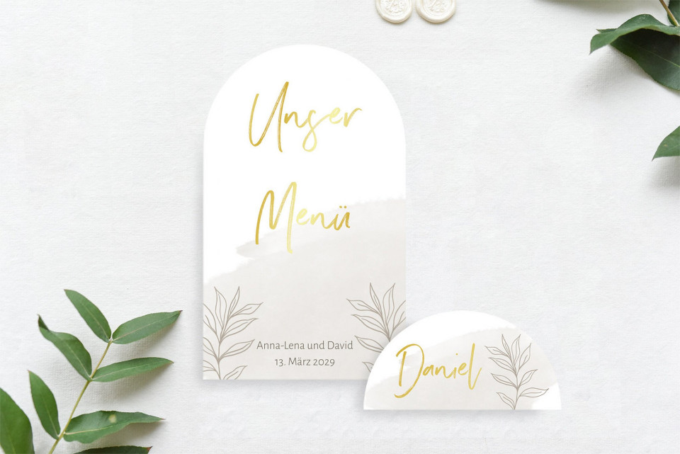 Veredelte Menükarte zur Hochzeit in Bogenform in beige mit Zweigen