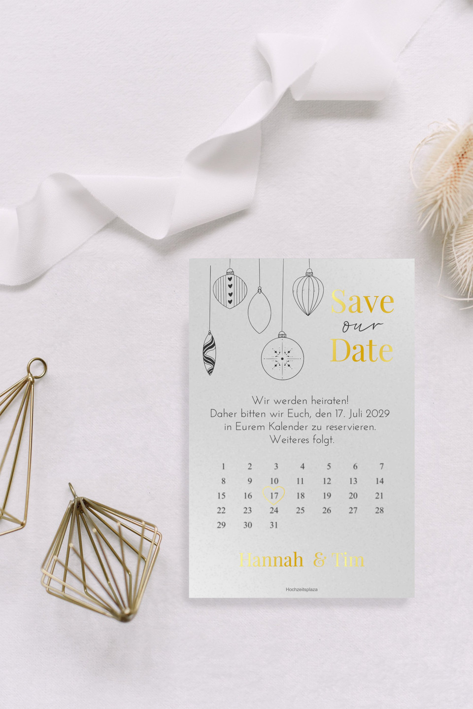 Transparente Save the Date Karte mit Goldfolie und Weihnachtskugeln