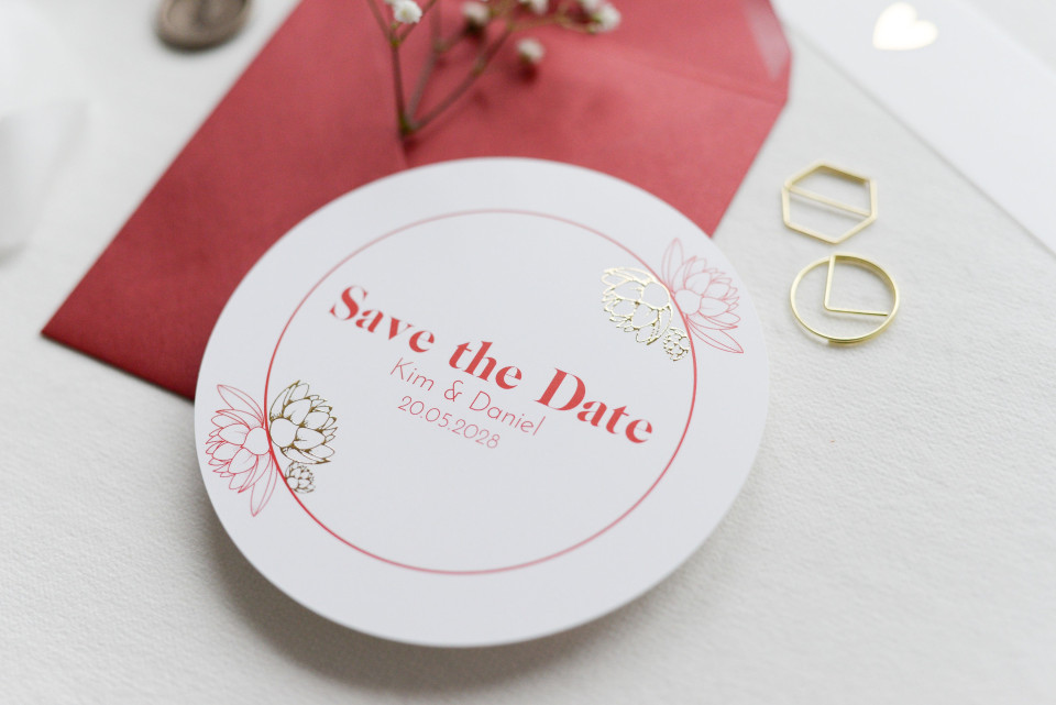 Runde Save the Date Karte mit roten und goldenen Lotusblüten