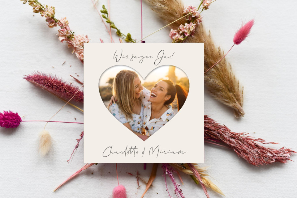 Save the Date Karte mit Herz-Stanzung und Foto in beige