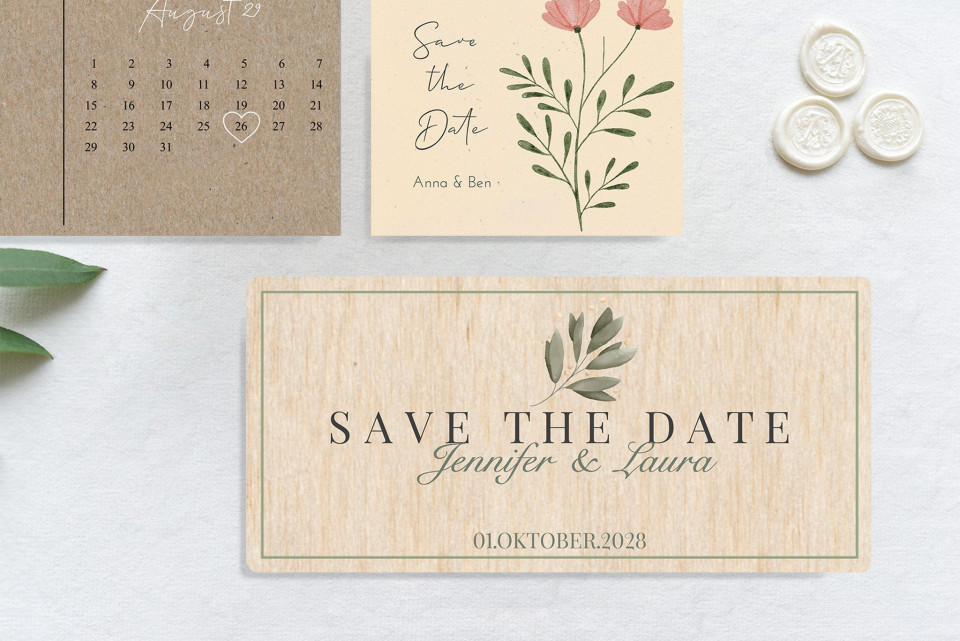 Save the Date Karte aus Holz mit Rahmen und grünem Zweig