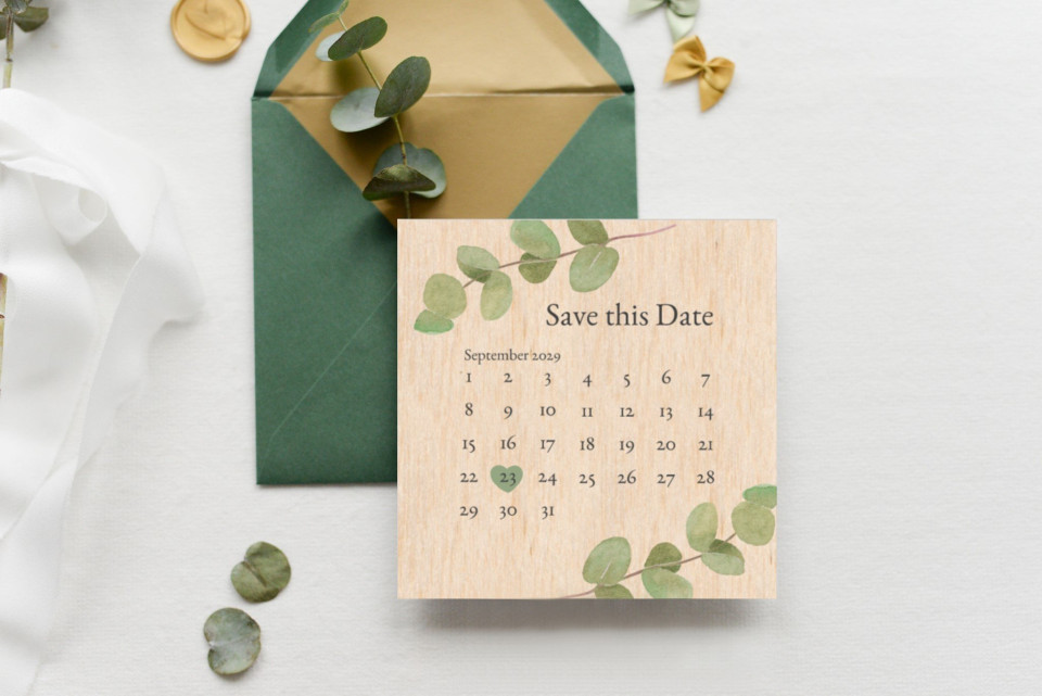 Quadratische Save the Date Karte aus Holz mit Kalender und Greenery