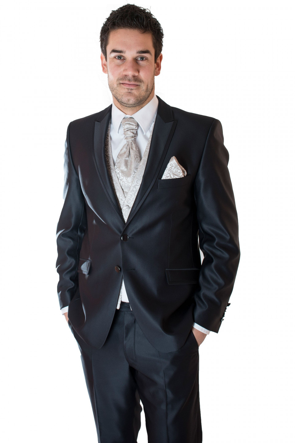 een man in een pak die poseert voor een foto