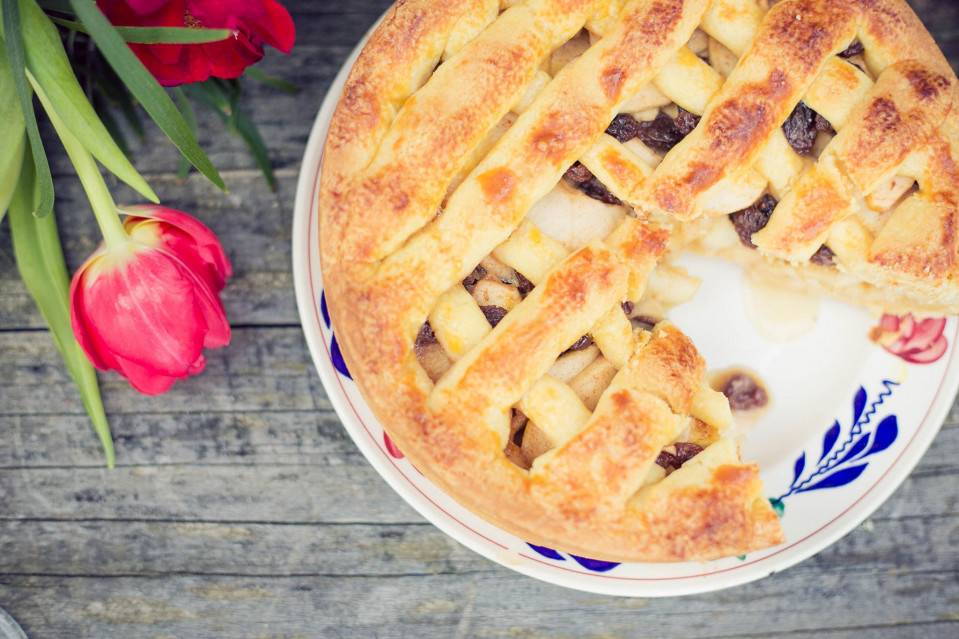 een taart op een bord met een stukje eruit